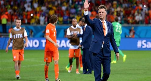 فان جال يودع الطواحين الهولندية بـ«رأس مرفوعة» 